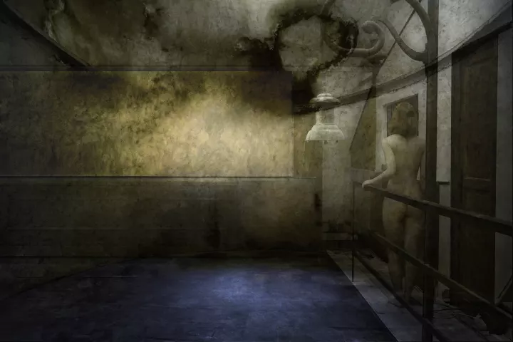 En transparence dans une pièce ronde, une femme nue, de dos, observe un squelette sur un écran de cinéma.