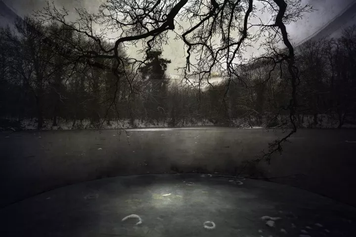 En transparence dans une pièce ronde, un paysage d'hiver avec un lac gelé.