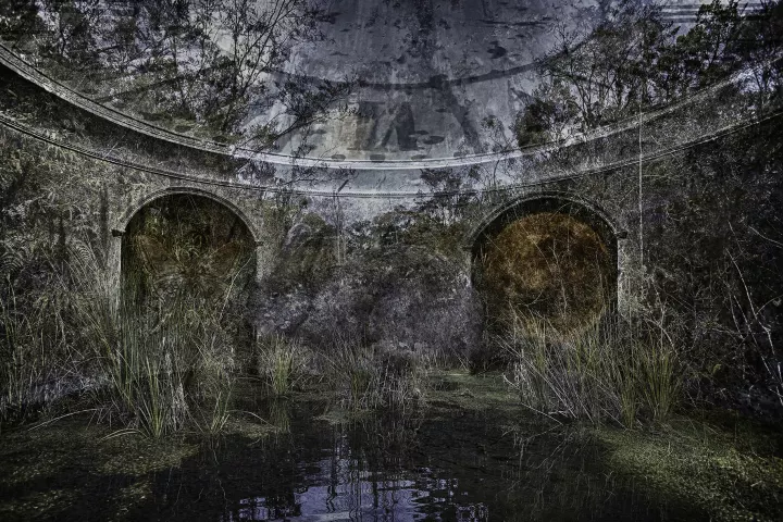 Alice 010 L'heure du lapin Dans une pièces ronde avec deux portes, un paysage marécageux avec un cadran horaire en transparence au plafond.