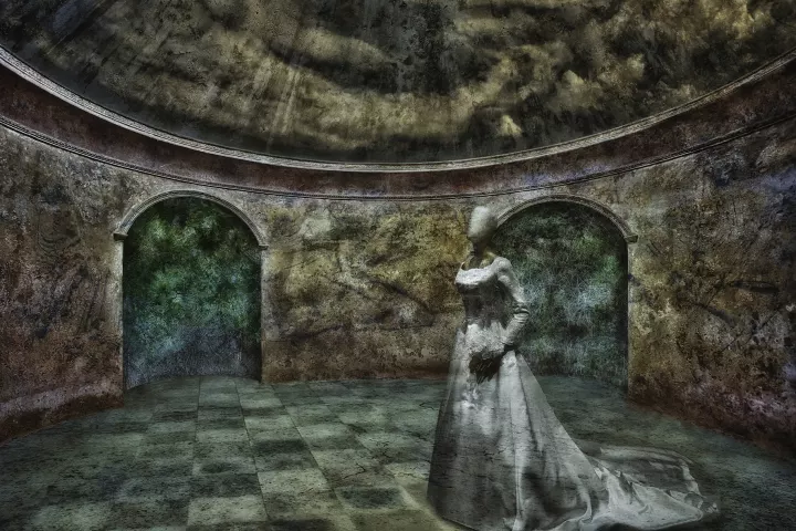Alice 013 Le sommeil d'Alice Dans une pièces ronde avec deux portes, un manequin en robe de mariée repose sur un carrelage à damierdevant un paysage luxuriant et sous un plafond au ciel plombé.