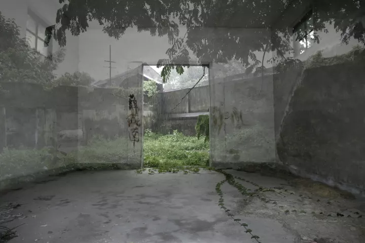 Chambre des Rêves 009 Dans une grande pièce vide, on aperçoit le jardin en transparence au travers des murs.