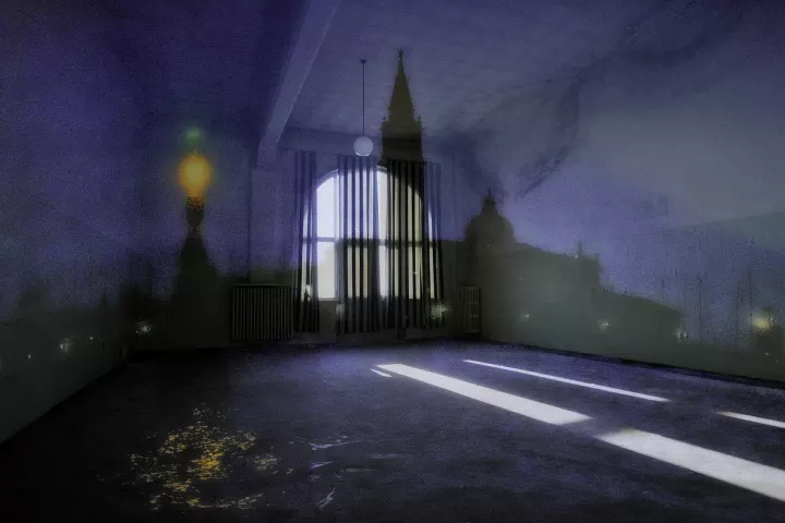 Un paysage nocturne vénitien paraît traverser une chambre vide.