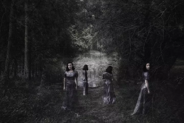 Quatre fées au bord d'un étang dans la forêt. On se rend compte que c'est une même personne.