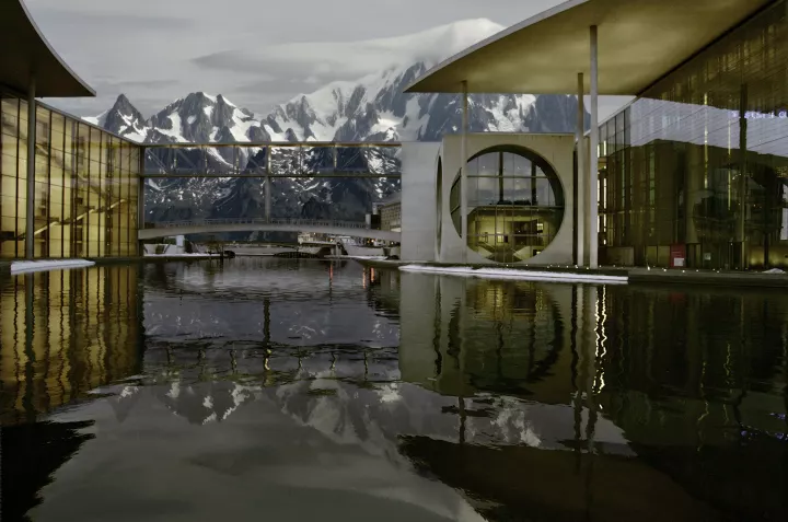 Inscape 051 Un bâtiment futuriste au bord d'un lac avec le mont-blanc et leurs reflets dans l'eau.