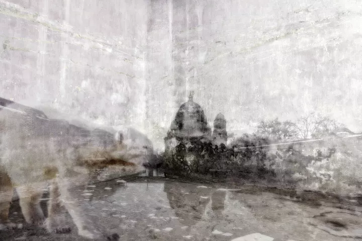Une pièce avec de l'eau. En transparence sur les murs, un ours polaire devant un bâtiment en ruine.