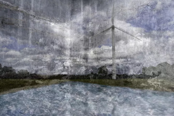 Une pièce avec de l'eau. En transparence sur les murs, le paysage d'un champs avec une éolienne.