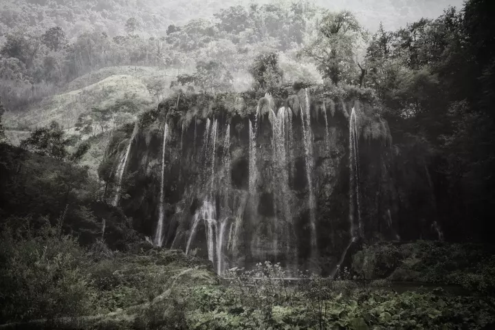 Marginaire 011 Le songe de la mort dans une cascade de la forêt.